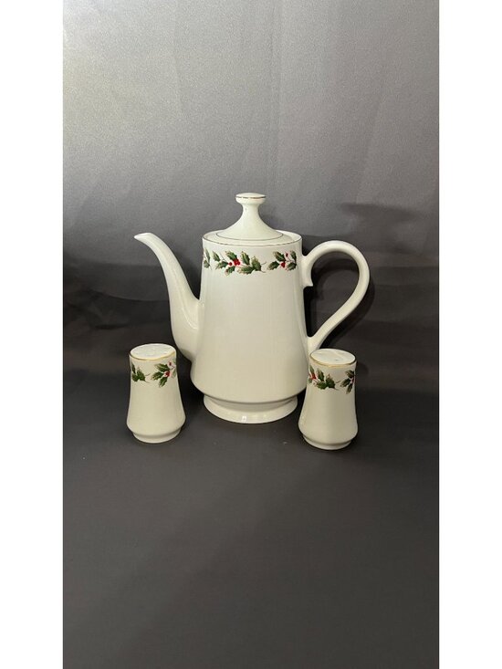 Unknown Other - Holiday-Themed Porcelain Coffee Pot & Salt & Pepper Shakers Set With Holly Desig